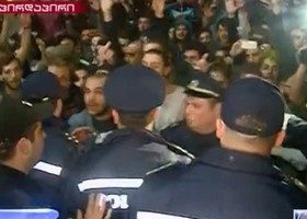 ცემა-ტყეპა რუსთაველზე - "სპეცრაზმი დაიძრა პარლამენტისკენ, ფრთხილად!"