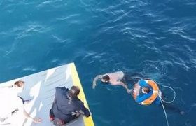 გემიდან გადავარდნილმა 69 წლის ქალმა პირეოსის პორტამდე 5 მილი გაცურა