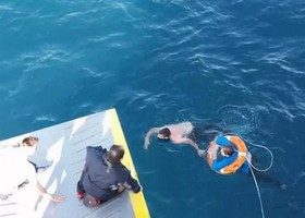 გემიდან გადავარდნილმა 69 წლის ქალმა პირეოსის პორტამდე 5 მილი გაცურა