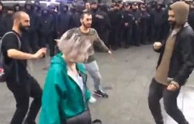 პარლამენტის წინ აქციის მონაწილეებმა პოლიციას უცეკვეს - ვიდეო პარლამენტის წინ აქციის მონაწილეებმა პოლიციას უცეკვეს - ვიდეო