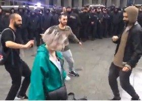 პარლამენტის წინ აქციის მონაწილეებმა პოლიციას უცეკვეს - ვიდეო