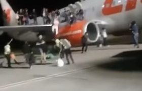 "თვითმფრინავში ბომბია!" - მგზავრები ბორტიდან გადახტნენ და ცხვირ-პირი დაიმტვრიეს - ვიდეო