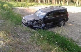 ქარელის გადასახვევთან ,,ლექსუსის" ჯიპი განათების ბოძს შეეჯახა და გზიდან გადავარდა