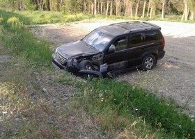 ქარელის გადასახვევთან ,,ლექსუსის" ჯიპი განათების ბოძს შეეჯახა და გზიდან გადავარდა