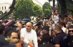 პარლამენტთან ნიკა მელია დააკავეს პარლამენტთან ნიკა მელია დააკავეს