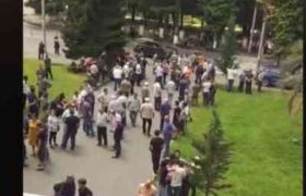 აქცია ოზურგეთში - "ნაციონალური მოძრაობა" საკრებულოს თავმჯდომარის გადადგომას ითხოვს