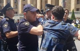პარლამენტის წინ 5 პირი დააკავეს