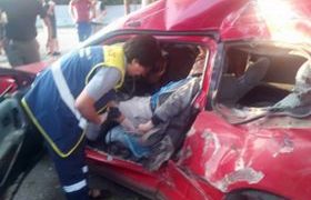 ოზურგეთში მანქანა ჯერ სატვირთოს შეასკდა, შემდეგ - ბოძს