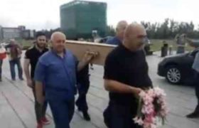 გოგი წულაიამ პარლამენტის შენობასთან კუბო მიიტანა