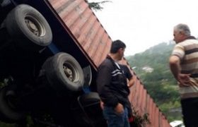 ზესტაფონთან 3 ტრაილერი ხრამში გადავარდა