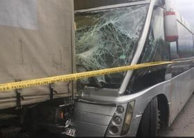 ბათუმში ავტობუსი სატვირთოს დაეჯახა - 9 ადამიანი დაშავდა