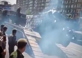 რუსეთში სამხედრო აღლუმის დროს ტანკი გადაყირავდა - ვიდეო