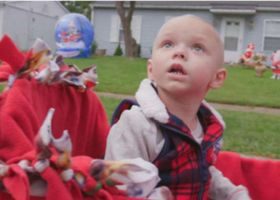ტვინის კიბოთი დაავადებული 2 წლის ბავშვისთვის მთელმა ცინცინატიმ შობა წინასწარ აღნიშნა - ვიდეო