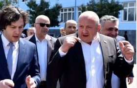 ”სისულელეებს ჩმახავს ირაკლი კობახიძე, რა ჰგონია, ორი კაცი დაცვა რომ დასდევს, ამიტომ არ გაილახება? უსინდისო!” - რამ გააბრაზა გია ხუხაშვილი