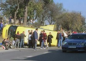 ლილოში ყვითელი მიკროავტობუსი გადაბრუნდა - 8 ადამიანი დაშავდა