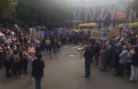 ომეგა ჯგუფმა ფინანსთა სამინისტროსთან აქცია გამართა
