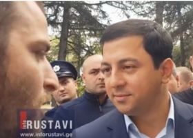 „დღეს პადვლებში კეტავენ ხალხს... თქვენ დროს ხდება, თუ ხდება“ - ხმაური რუსთავში სალომე ზურაბიშვილთან შეხვედრის შემდეგ - ვიდეო