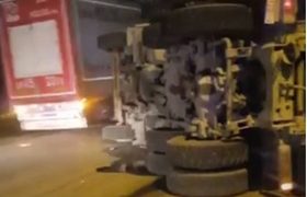 ბათუმი-ჩაქვის გზაზე სატვირთო ავტომობილი ამოყირავდა ბათუმი-ჩაქვის გზაზე სატვირთო ავტომობილი ამოყირავდა