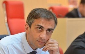 "ოცნების" დეპუტატ გიორგი კახიანის სახლი გაქურდეს - დააკავეს ლ.ჭ. "ოცნების" დეპუტატ გიორგი კახიანის სახლი გაქურდეს - დააკავეს ლ.ჭ.