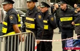 შეხვედრა "ქართული ოცნების" ოფისში - მიმდებარე ტერიტორიაზე დიდი რაოდენობით პოლიციაა მობილიზებული