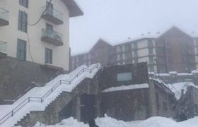 გუდაურში "რედკოს" საცხოვრებელი კორპუსის ნაწილი ჩამოინგრა