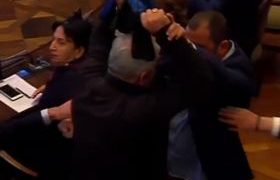 ლევან ხაბეიშვილმა კახა კალაძისთვის ინტერის ფორმა მიიტანა - ჩხუბი საკრებულოში