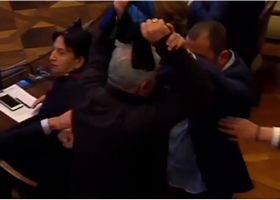 ლევან ხაბეიშვილმა კახა კალაძისთვის ინტერის ფორმა მიიტანა - ჩხუბი საკრებულოში