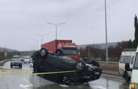 ზესტაფონი-ქუთაისის ავტობანზე მერსედესის მინივენი ამობრუნდა ზესტაფონი-ქუთაისის ავტობანზე მერსედესის მინივენი ამობრუნდა