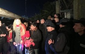 ბათუმში 50-მდე ოჯახი ყოფილი სამხედრო ბაზის შენობის დაკავებას ცდილობს
