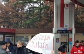 „დასწიეთ ფასები!“ - თბილისის ბენზინგასამართ სადგურებთან საპროტესტო აქციები იმართება