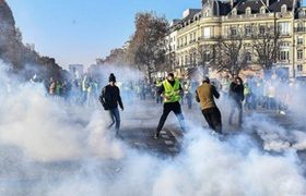 პარიზში პოლიციამ აქციის მონაწილეების წინააღმდეგ ცრემლსადენი გაზი გამოიყენა