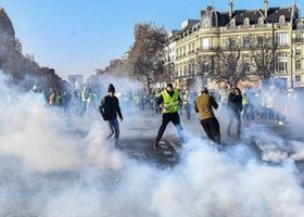 პარიზში პოლიციამ აქციის მონაწილეების წინააღმდეგ ცრემლსადენი გაზი გამოიყენა