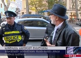 გოგა ხაინდრავას ბიუჯეტის 3 მილიონი ვალი აქვს - კინორეჟისორმა რუსთავი 2-ის ჟურნალისტისგან დაცვა პატრულს სთხოვა