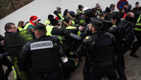 პარიზი კვამლშია გახვეული - რა ხდება საფრანგეთში - ფოტოები