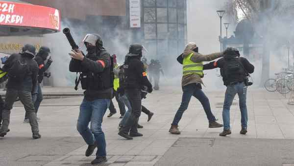 პარიზი კვამლშია გახვეული - რა ხდება საფრანგეთში - ფოტოები