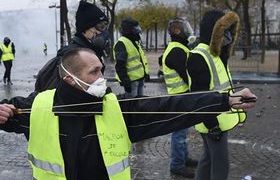 პარიზში პოლიციამ ”ყვითელი ჟილეტების” წინააღმდეგ წყალი და გაზი გამოიყენა პარიზში პოლიციამ ”ყვითელი ჟილეტების” წინააღმდეგ წყალი და გაზი გამოიყენა