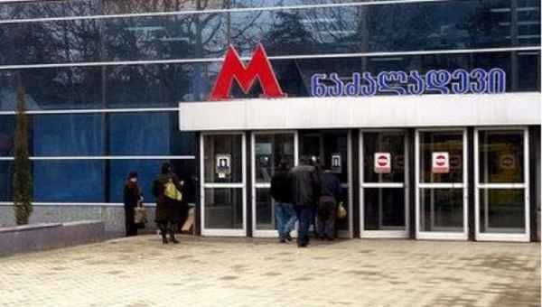 ძლიერი დაკვამლიანება "ნაძალადევის მეტროში" - ახალგაზრდა გოგომ გონება დაკარგა