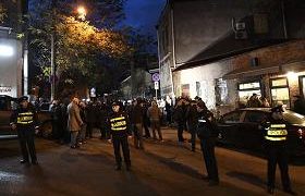 ნიკა რურუას საცხოვრებელ სახლთან ექსპერტ-კრიმინალისტები მუშაობენ ნიკა რურუას საცხოვრებელ სახლთან ექსპერტ-კრიმინალისტები მუშაობენ