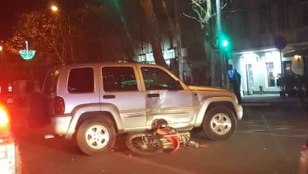 ყაზბეგის გამზირზე მოტოციკლი მანქანას დაეჯახა