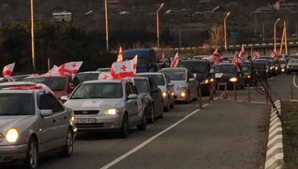 გაერთიანებული ოპოზიციის ავტოკოლონა თელავისკენ დაიძრა