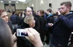 აურზაური ბუტა რობაქიძის საქმეზე - პროკურორს თავში სანთებელა ესროლეს - ვიდეო აურზაური ბუტა რობაქიძის საქმეზე - პროკურორს თავში სანთებელა ესროლეს - ვიდეო