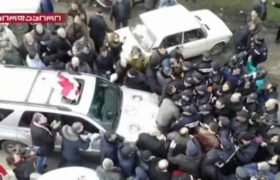 "თელავამდე არის 40 კმ დარჩენილი. მერე იტყვიან მელია რატომ ჩხუბობსო?!" - გურჯაანში აქციის მონაწილეებმა გურჯაანში პოლიციის კორდონი გაარღვიეს