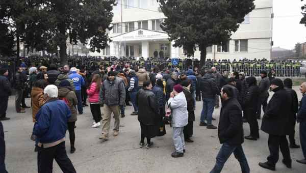 "პუტინის მონა ივანიშვილისგან დაიცავით ეს ქვეყანა“ - აქცია გურჯაანის სასამართლოსთან