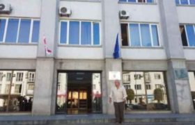 ზუგდიდის მერიის სამსახურის უფროსი თენგო ქობალია საკუთარ კაბინეტში დააკავეს