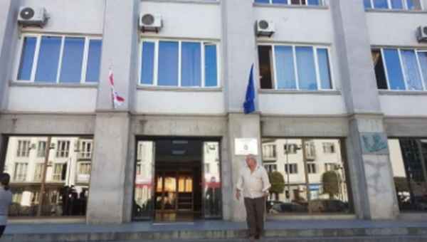 ზუგდიდის მერიის სამსახურის უფროსი თენგო ქობალია საკუთარ კაბინეტში დააკავეს