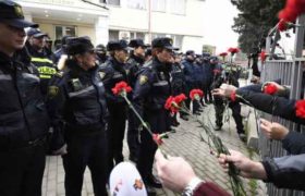 გურჯაანის სასამართლოსთან ქალ პოლიციელებს ოპოზიციამ ყვავილები მიუტანა