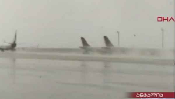 ანტალიის აეროპორტს ტორნადომ გადაუარა - დაშავდა 12 ადამიანი