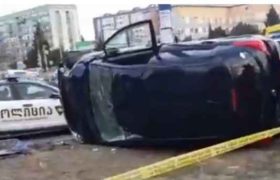 რუსთავში მანქანა ამობრუნდა რუსთავში მანქანა ამობრუნდა