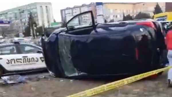 რუსთავში მანქანა ამობრუნდა