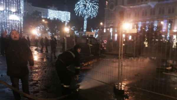 ბათუმში ფოიერვერკი მთავარ ნაძვის ხესთან მიწაზე აფეთქდა - 4 ადამიანი დაშავდა